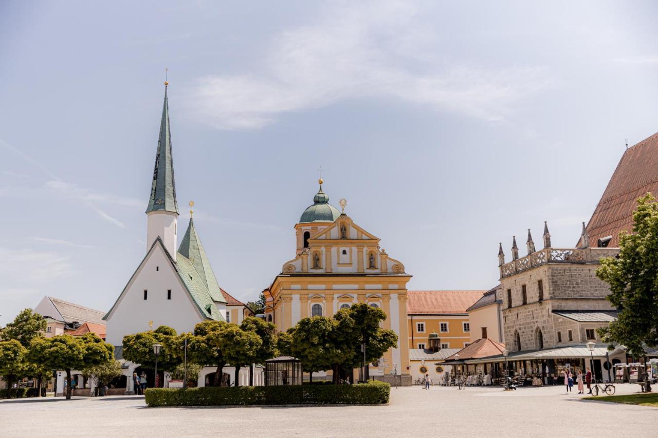 C4S Come4Stay Altoetting - 3-Zi Whg I Zentrale Lage I Parkplatz I Balkon I Wifi I Smarttv I 1 Kingsize, 1 Queensize Bett I Office Arbeitsplatz I Wohnbereich Mit Couch Und Essbereich I Voll Ausgestattete Kueche I Nespresso Luaran gambar
