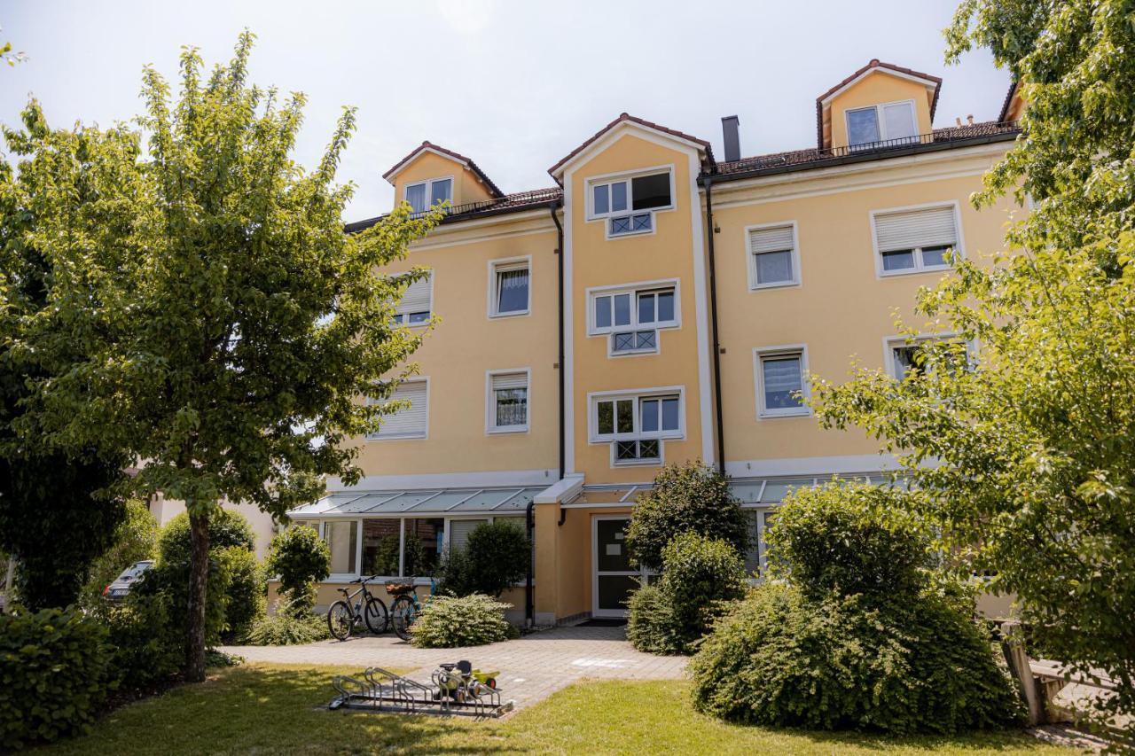 C4S Come4Stay Altoetting - 3-Zi Whg I Zentrale Lage I Parkplatz I Balkon I Wifi I Smarttv I 1 Kingsize, 1 Queensize Bett I Office Arbeitsplatz I Wohnbereich Mit Couch Und Essbereich I Voll Ausgestattete Kueche I Nespresso Luaran gambar