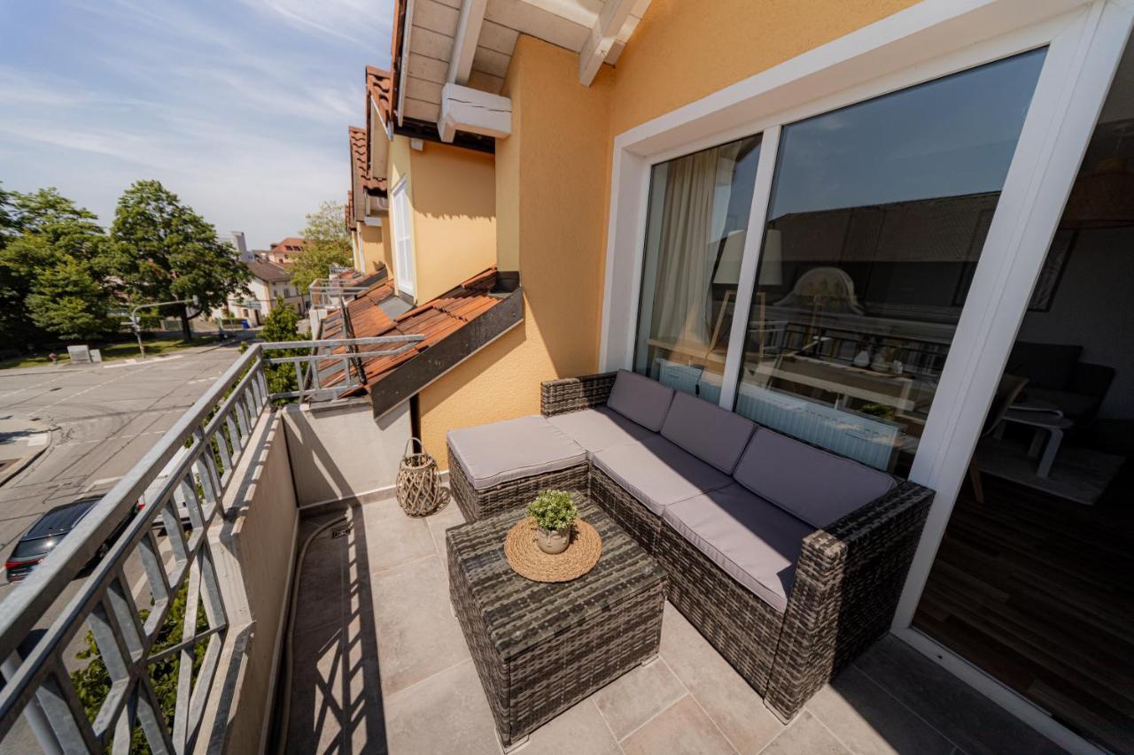 C4S Come4Stay Altoetting - 3-Zi Whg I Zentrale Lage I Parkplatz I Balkon I Wifi I Smarttv I 1 Kingsize, 1 Queensize Bett I Office Arbeitsplatz I Wohnbereich Mit Couch Und Essbereich I Voll Ausgestattete Kueche I Nespresso Luaran gambar