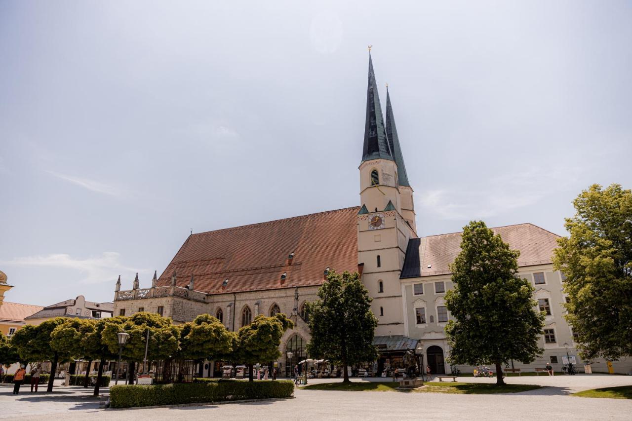 C4S Come4Stay Altoetting - 3-Zi Whg I Zentrale Lage I Parkplatz I Balkon I Wifi I Smarttv I 1 Kingsize, 1 Queensize Bett I Office Arbeitsplatz I Wohnbereich Mit Couch Und Essbereich I Voll Ausgestattete Kueche I Nespresso Luaran gambar