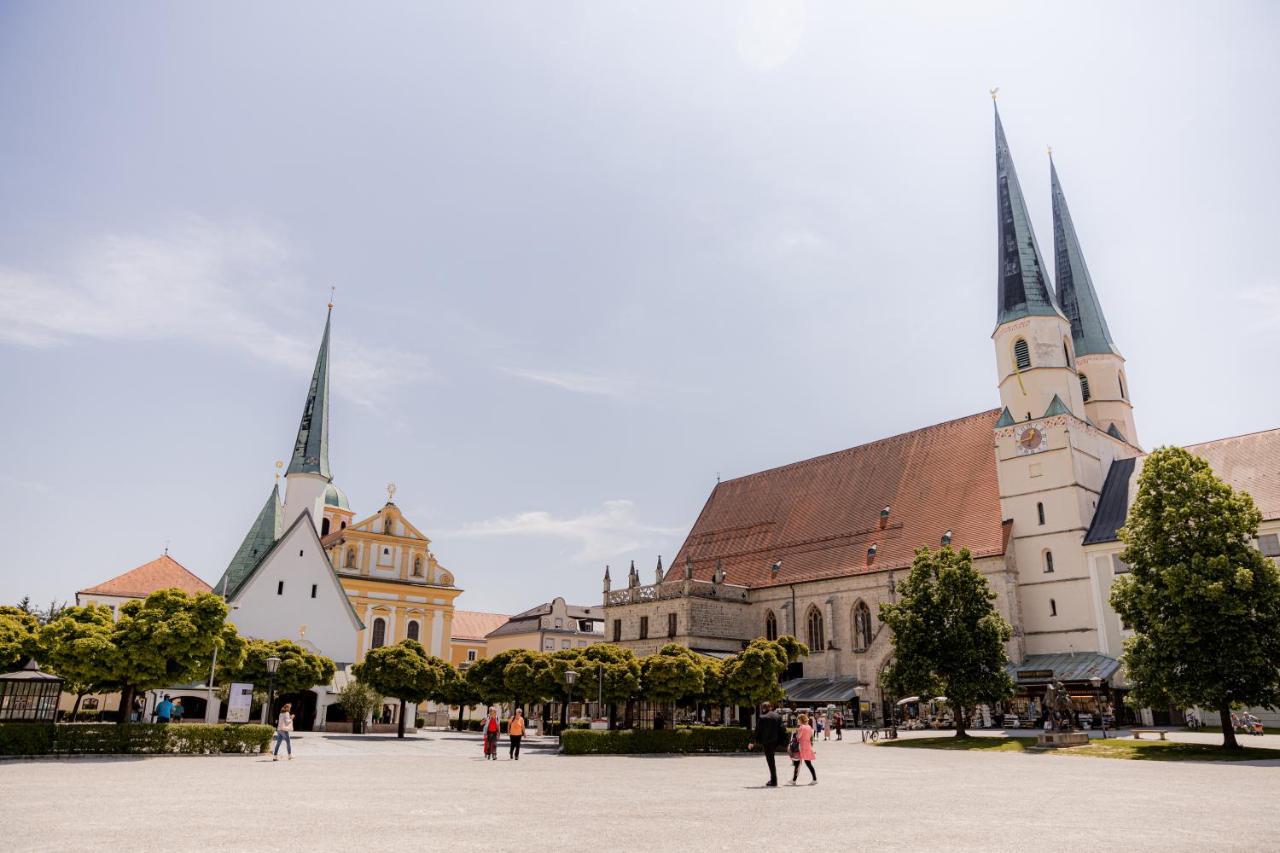 C4S Come4Stay Altoetting - 3-Zi Whg I Zentrale Lage I Parkplatz I Balkon I Wifi I Smarttv I 1 Kingsize, 1 Queensize Bett I Office Arbeitsplatz I Wohnbereich Mit Couch Und Essbereich I Voll Ausgestattete Kueche I Nespresso Luaran gambar