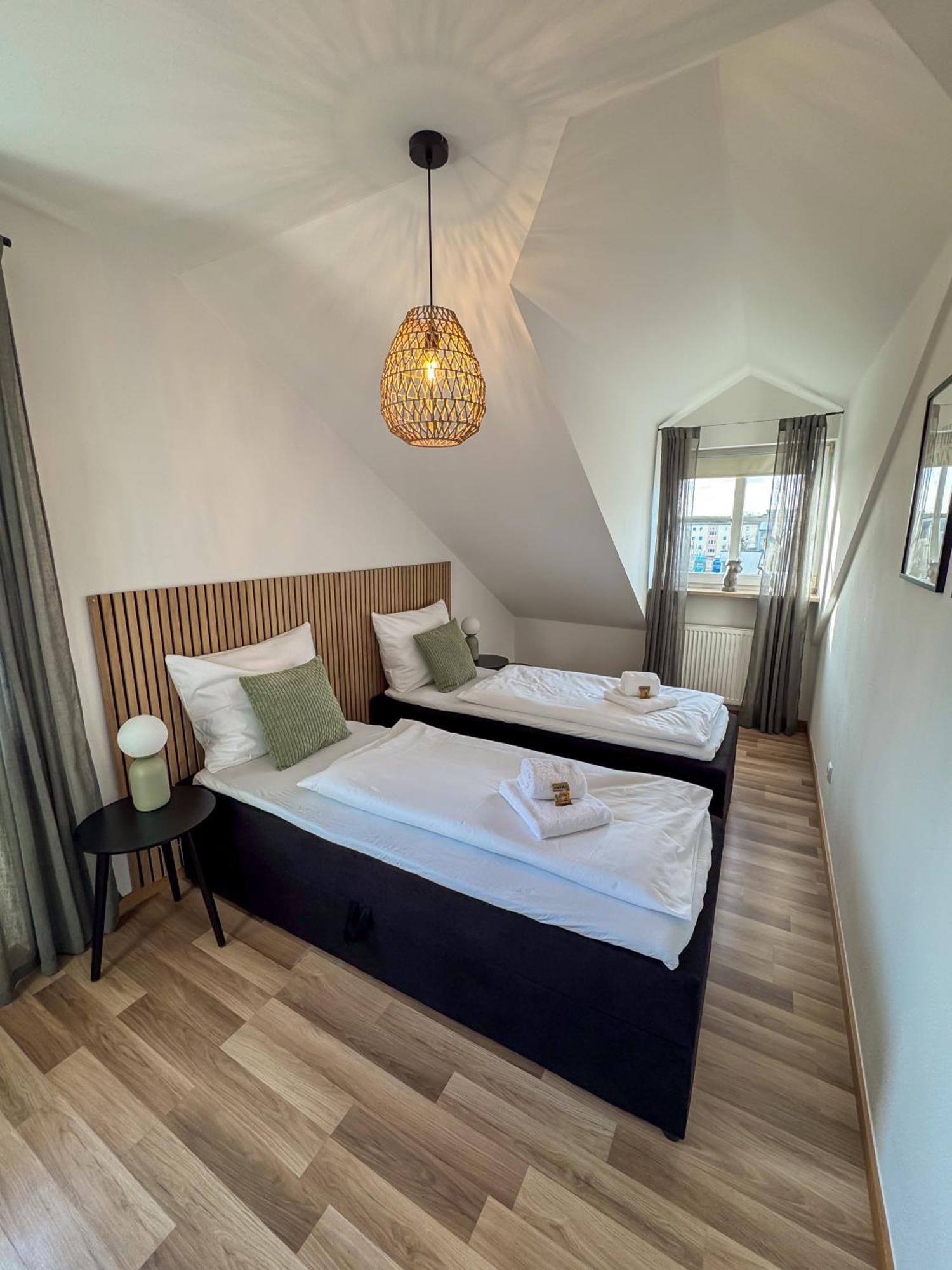 C4S Come4Stay Altoetting - 3-Zi Whg I Zentrale Lage I Parkplatz I Balkon I Wifi I Smarttv I 1 Kingsize, 1 Queensize Bett I Office Arbeitsplatz I Wohnbereich Mit Couch Und Essbereich I Voll Ausgestattete Kueche I Nespresso Luaran gambar