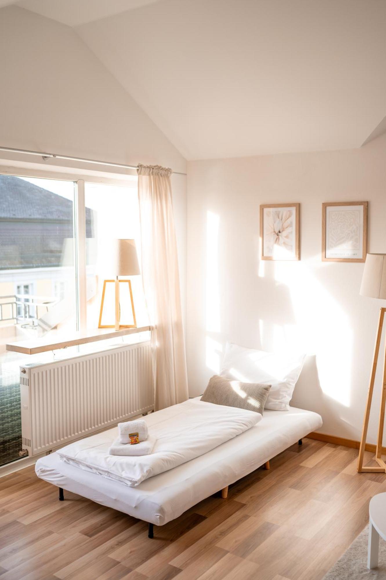 C4S Come4Stay Altoetting - 3-Zi Whg I Zentrale Lage I Parkplatz I Balkon I Wifi I Smarttv I 1 Kingsize, 1 Queensize Bett I Office Arbeitsplatz I Wohnbereich Mit Couch Und Essbereich I Voll Ausgestattete Kueche I Nespresso Luaran gambar